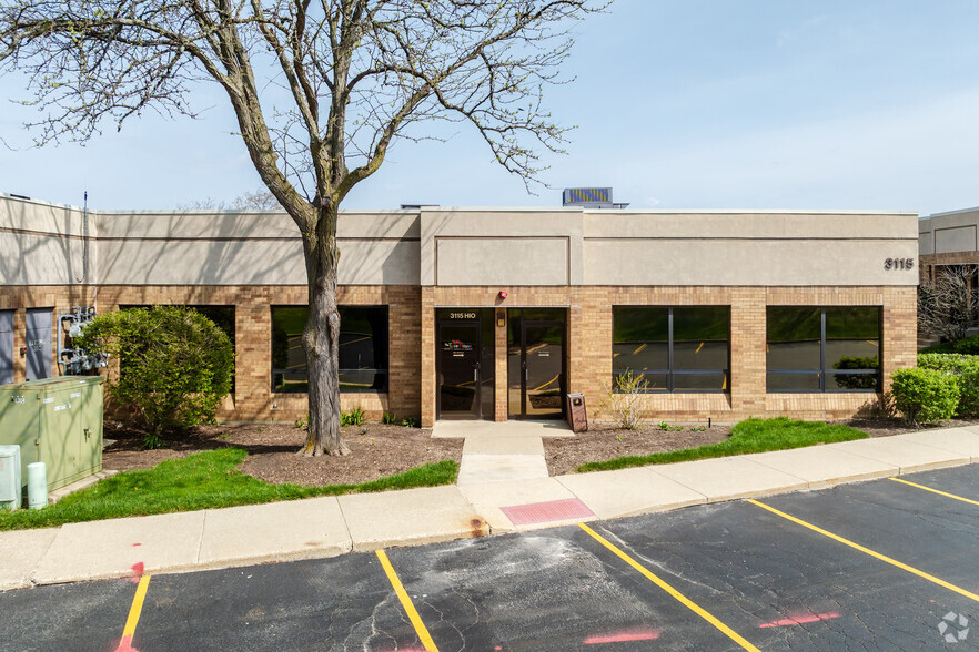 3115 N Wilke Rd, Arlington Heights, IL à vendre - Photo de l’immeuble – Image 3 sur 4