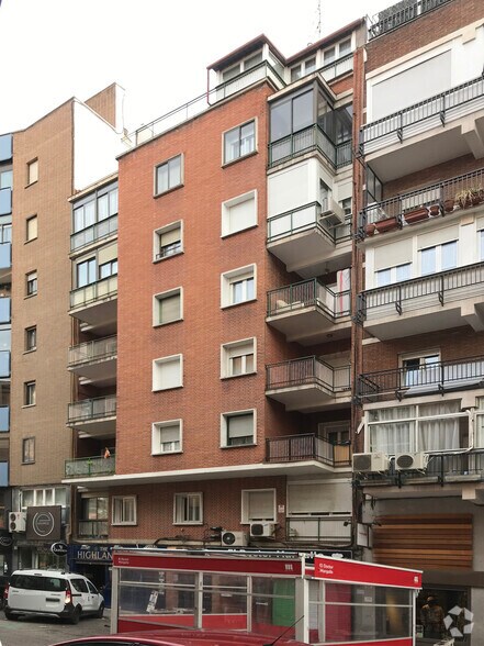 Immeuble residentiel dans Madrid, Madrid à vendre - Photo principale – Image 1 sur 2