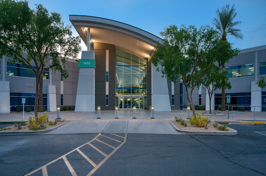 1840 S Stapley Dr, Mesa, AZ à vendre - Photo principale – Image 1 sur 10