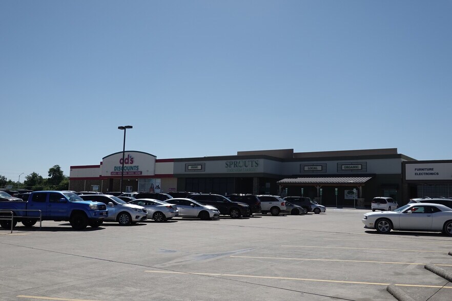 817 W Pioneer Pky, Grand Prairie, TX à louer - Photo de l’immeuble – Image 2 sur 9