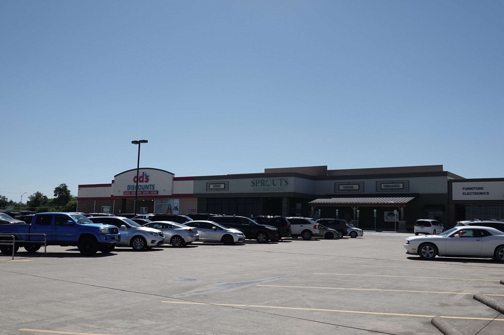 817 W Pioneer Pky, Grand Prairie, TX à louer Photo de l’immeuble– Image 1 sur 10