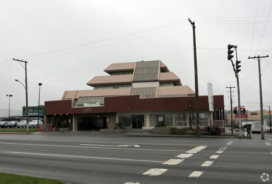 3301 Douglas St, Saanich, BC à louer - Photo de l’immeuble – Image 3 sur 4