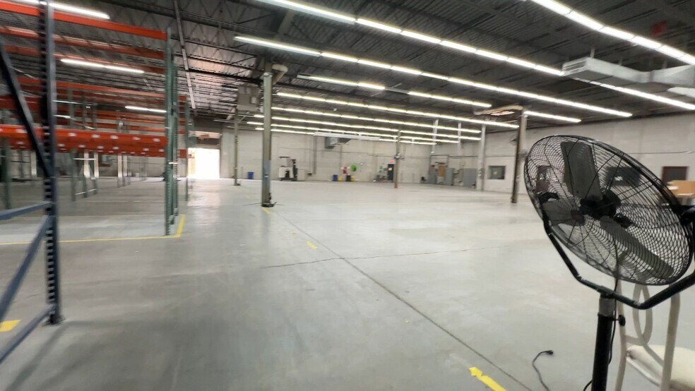 333 W Hintz Rd, Wheeling, IL à louer - Vidéo sur l’annonce professionnelle – Image 2 sur 20