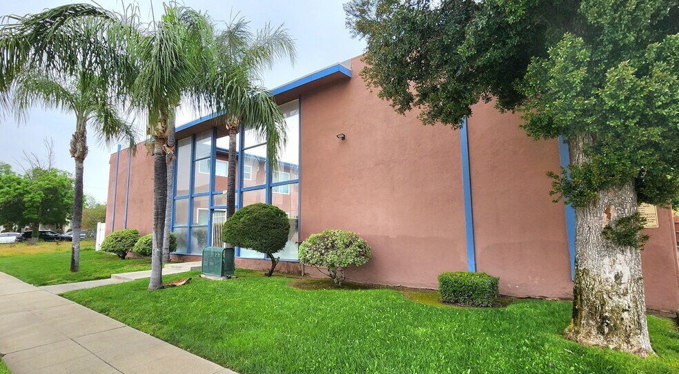 3083 N E St, San Bernardino, CA à vendre - Photo de l’immeuble – Image 2 sur 10