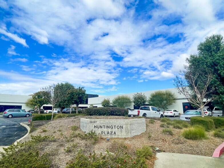26007 Huntington Ln, Valencia, CA à louer - Photo de l’immeuble – Image 1 sur 3