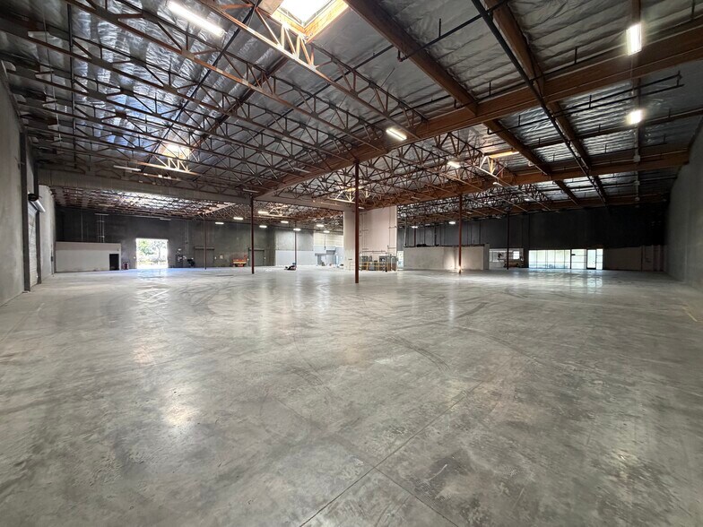 28334 Industry Dr, Valencia, CA à louer - Photo de l’immeuble – Image 2 sur 10