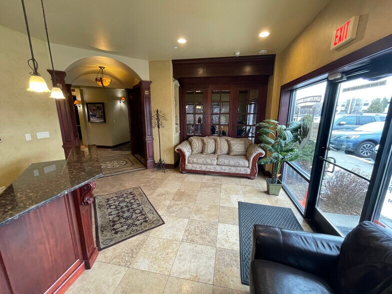 377 N Marshall Way, Layton, UT à louer - Photo de l’immeuble – Image 2 sur 10