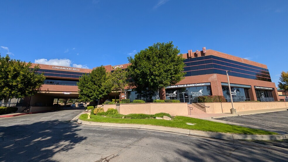299 W Foothill Blvd, Upland, CA à vendre - Photo de l’immeuble – Image 3 sur 22
