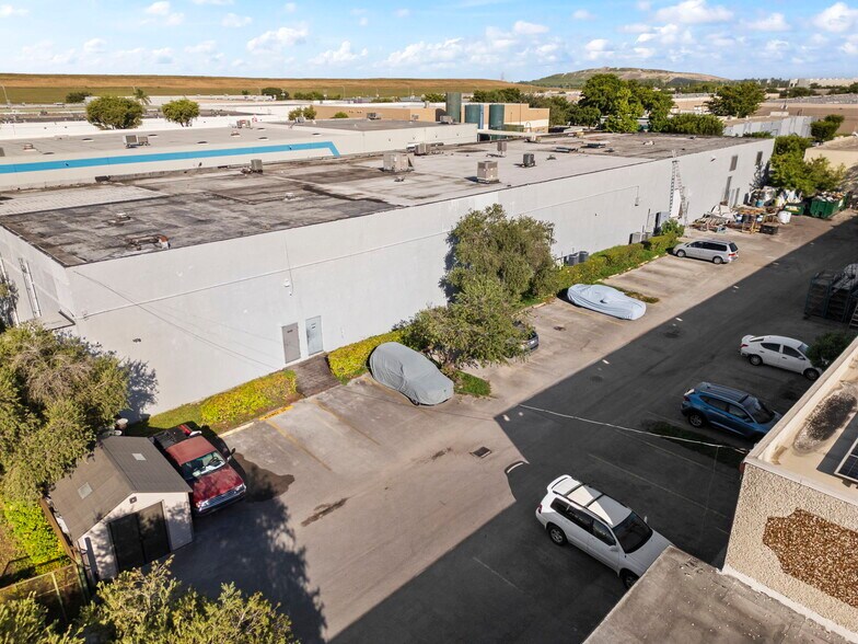 8449-8459 NW 66th St, Miami, FL à louer - Photo de l’immeuble – Image 3 sur 24