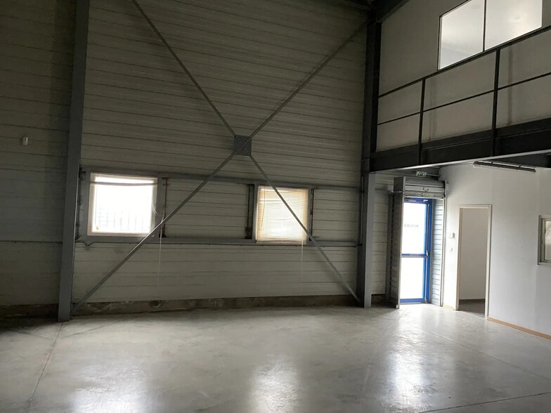 Local d’activités dans La Seyne-sur-Mer à louer - Photo de l’immeuble – Image 3 sur 8