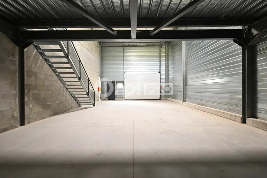 Local d’activités dans Saint-Priest à louer - Photo intérieure – Image 2 sur 9