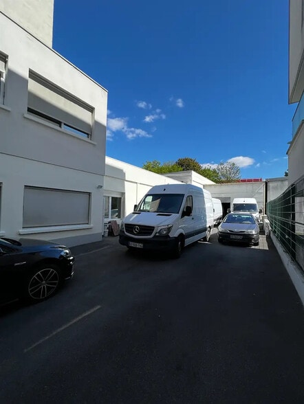 Local d’activités dans Noisy-le-Sec à louer - Photo de l’immeuble – Image 1 sur 8
