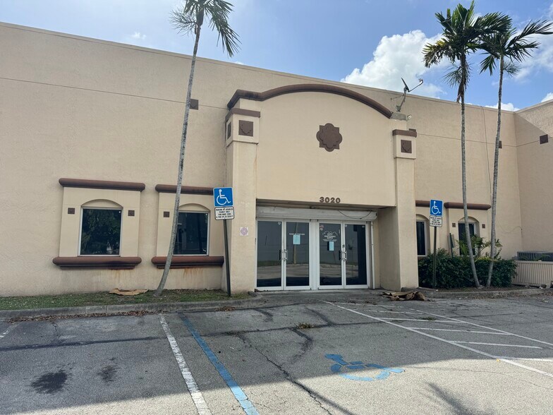 3020 SW 10th St, Pompano Beach, FL à louer - Photo de l’immeuble – Image 1 sur 5