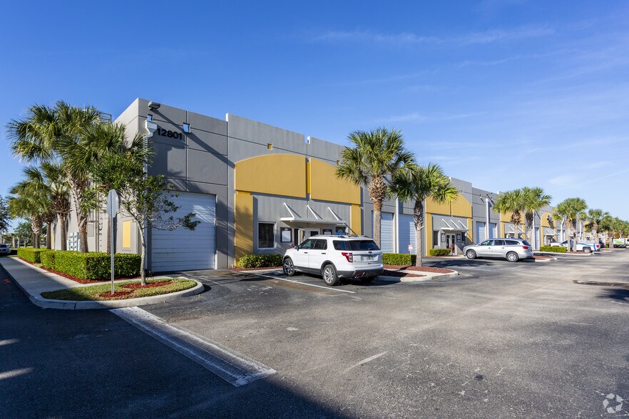12801 Commerce Lakes Dr, Fort Myers, FL à louer - Photo de l’immeuble – Image 1 sur 10