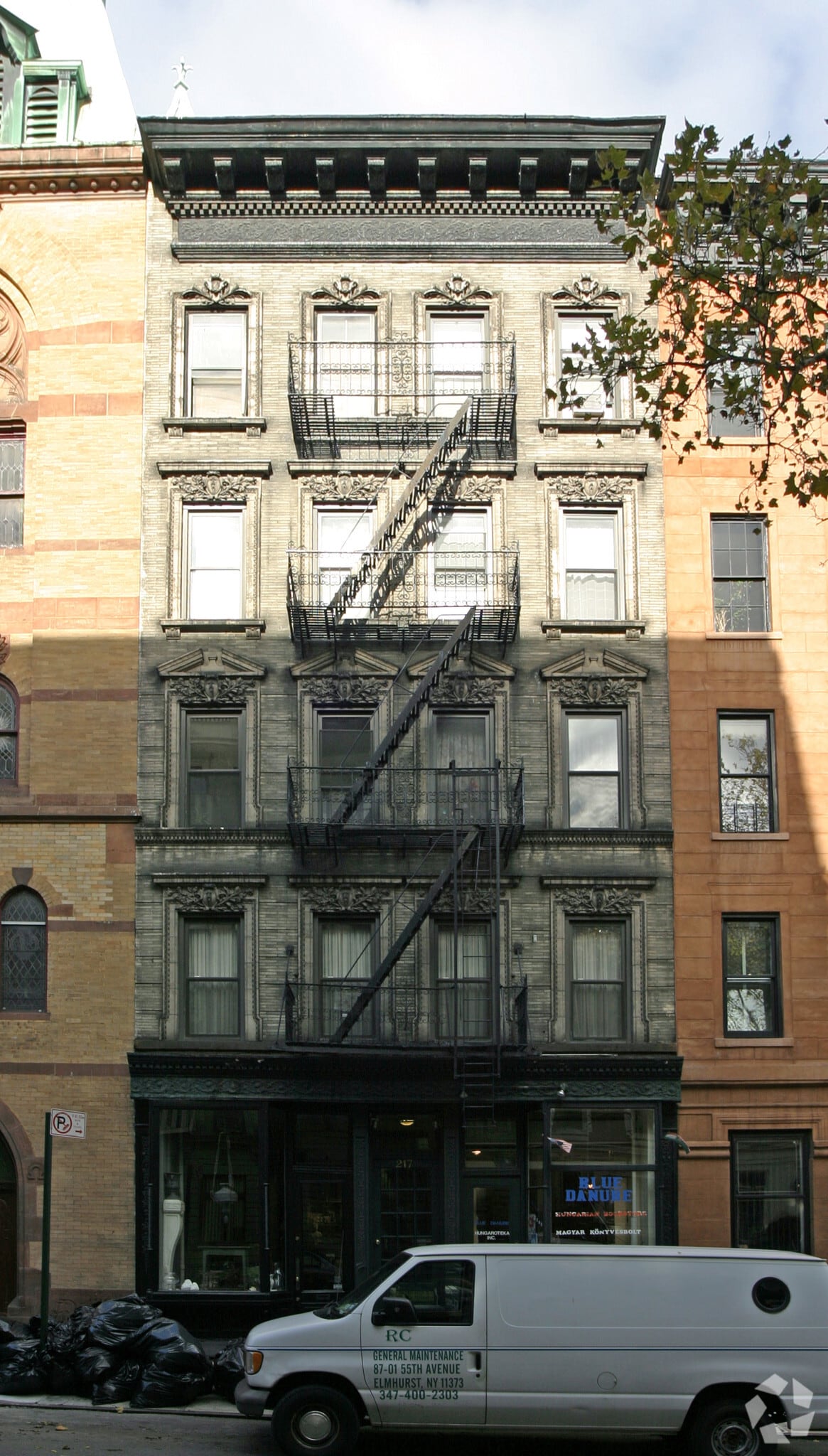 217 E 83rd St, New York, NY à louer Photo de l’immeuble– Image 1 sur 8