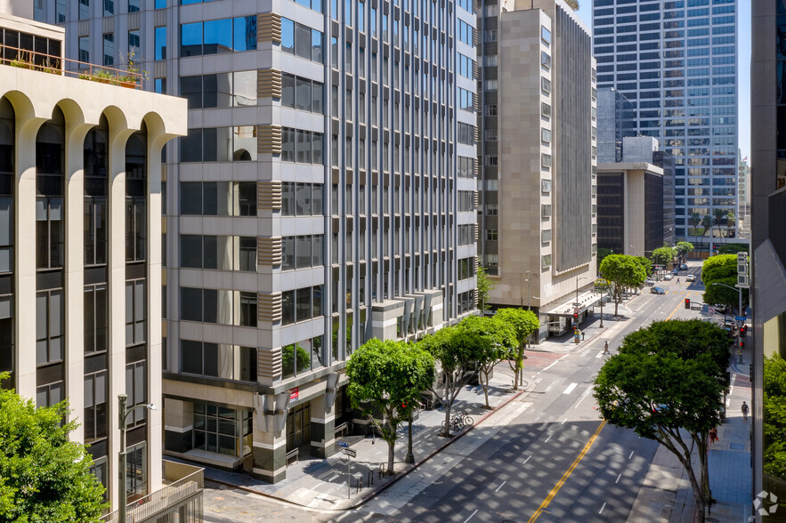 811 Wilshire Blvd, Los Angeles, CA à louer - Photo de l’immeuble – Image 3 sur 7