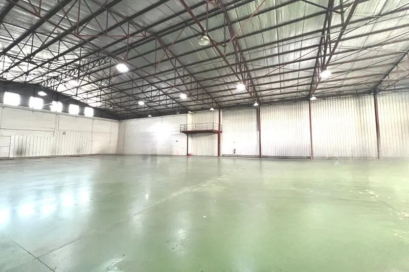 Local d’activités dans Nîmes à louer - Photo de l’immeuble – Image 2 sur 8