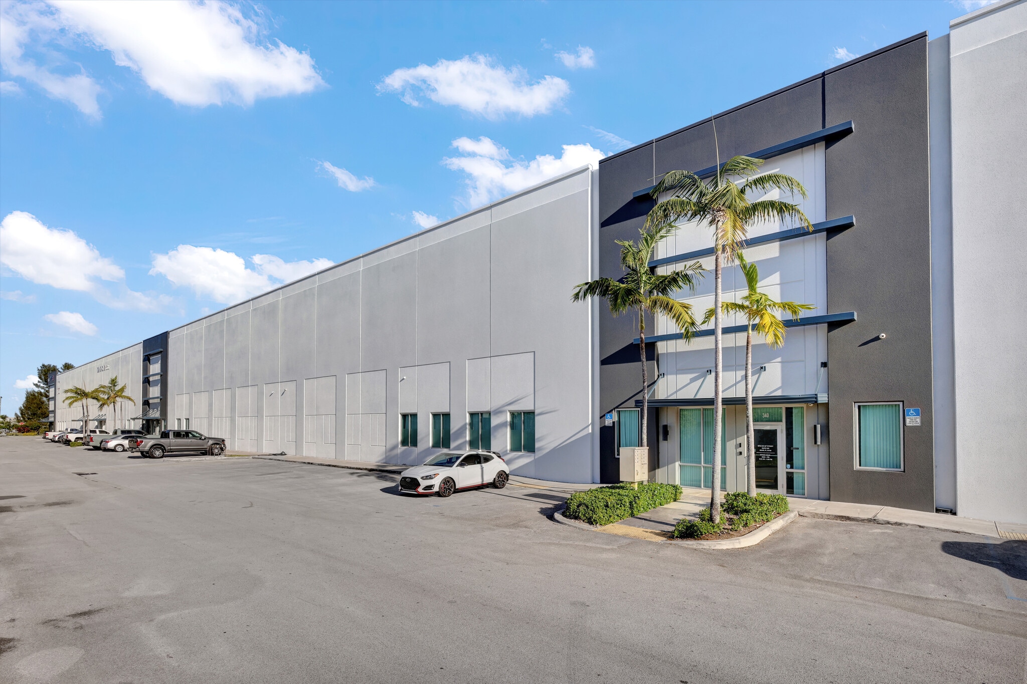 6735 NW 36th St, Miami, FL à louer Photo de l’immeuble– Image 1 sur 2