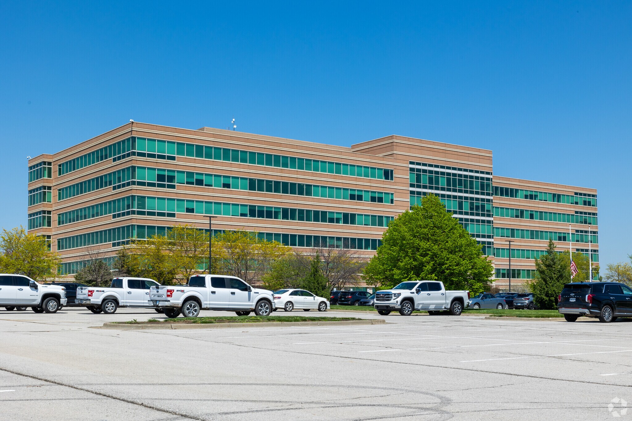12200 N Ambassador Dr, Kansas City, MO à louer Photo principale– Image 1 sur 32