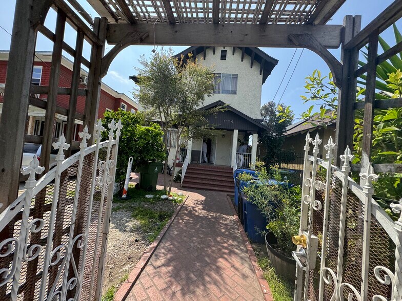 2005 Magnolia Ave, Los Angeles, CA à vendre - Photo de l’immeuble – Image 2 sur 38