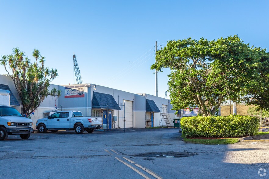 12110-12158 SW 114th Pl, Miami, FL à louer - Photo de l’immeuble – Image 3 sur 8