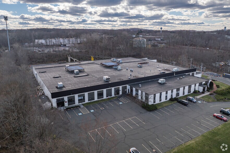 562 Captain Neville Dr, Waterbury, CT à louer - Photo de l’immeuble – Image 2 sur 5