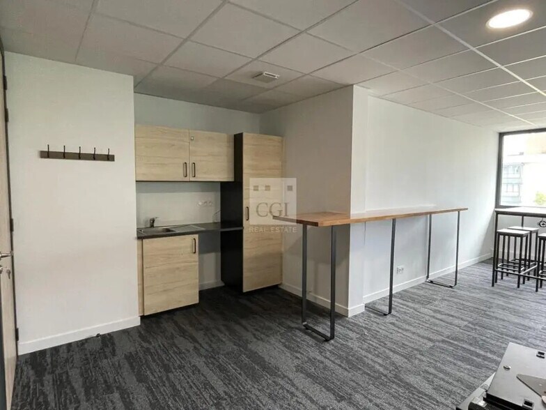 Bureau dans Seyssinet-Pariset à louer - Photo de l’immeuble – Image 2 sur 5