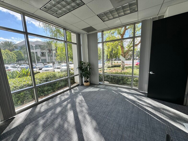 2855 Michelle Dr, Irvine, CA à louer - Photo de l’immeuble – Image 1 sur 16