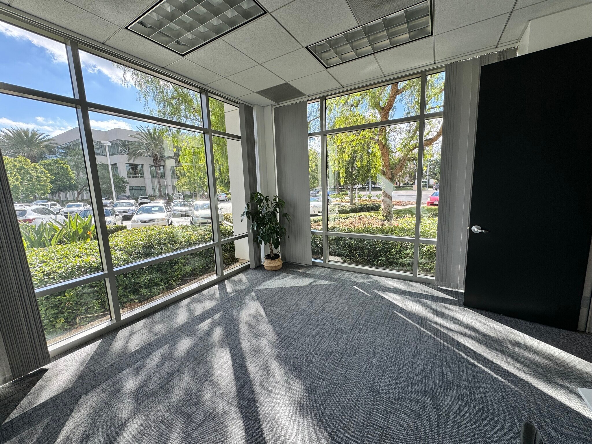 2855 Michelle Dr, Irvine, CA à louer Photo de l’immeuble– Image 1 sur 17