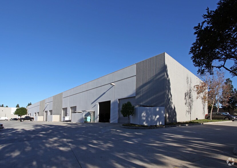 1270 Avenida Acaso, Camarillo, CA à louer - Photo de l’immeuble – Image 2 sur 6