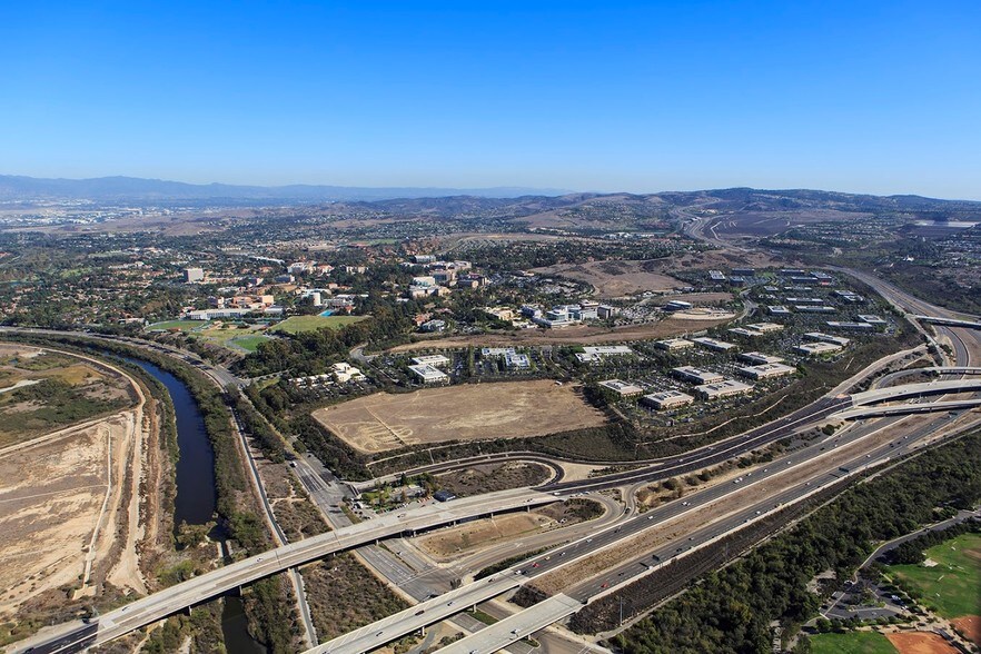121 Innovation Dr, Irvine, CA à louer - Aérien – Image 2 sur 17
