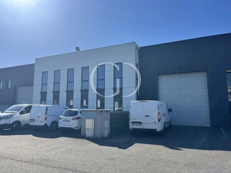 Local d'activités dans Vénissieux à vendre - Photo de l’immeuble – Image 2 sur 8