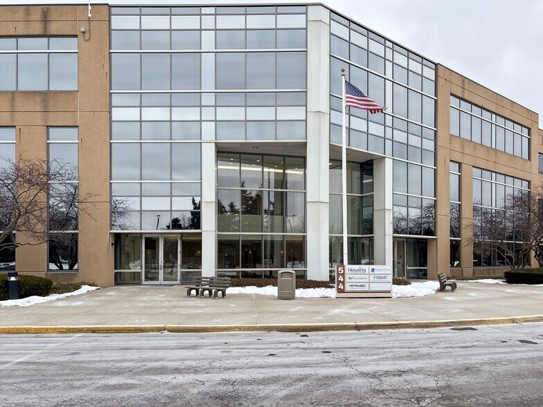 544 Lakeview Pkwy, Vernon Hills, IL à louer - Photo de l’immeuble – Image 3 sur 16