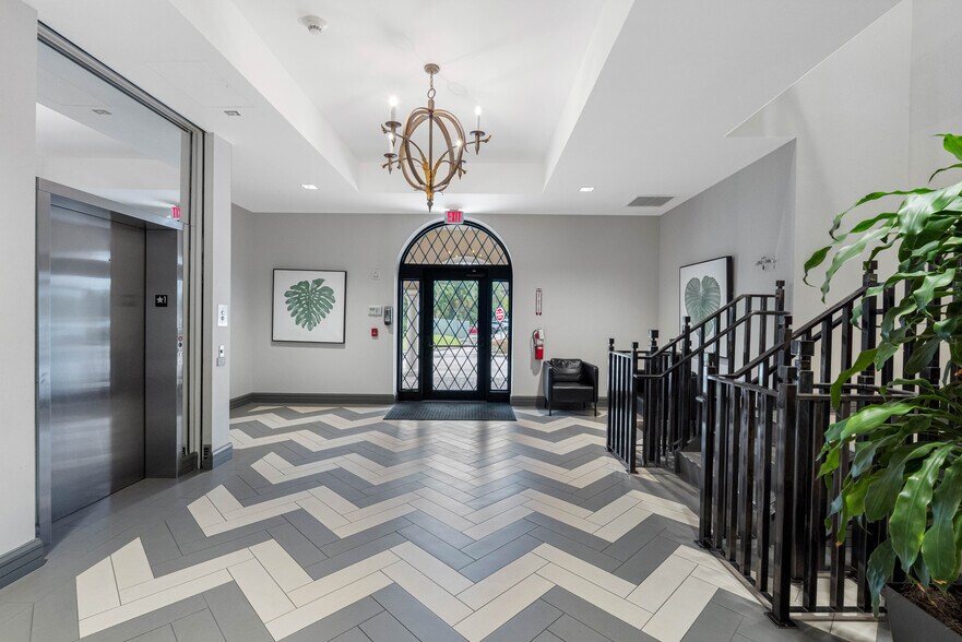 5331 Primrose Lake Cir, Tampa, FL à louer - Photo de l’immeuble – Image 3 sur 11