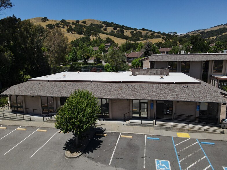 97 San Marin Dr, Novato, CA à louer - Photo de l’immeuble – Image 2 sur 9