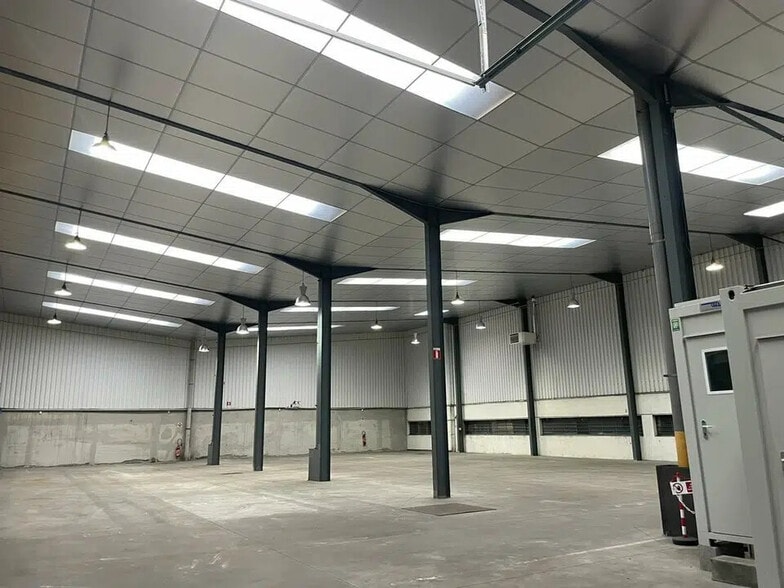 Local d’activités dans Mondeville à louer - Photo de l’immeuble – Image 1 sur 7