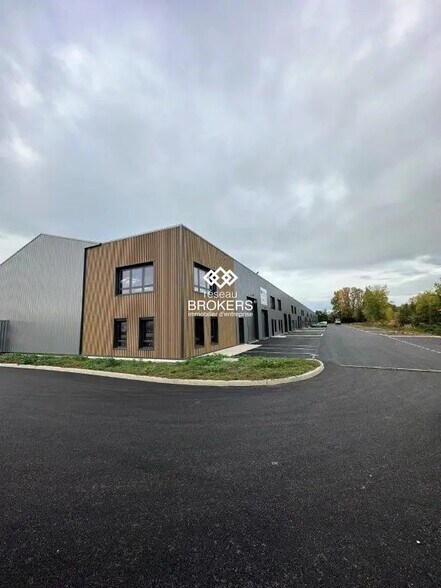 Local d’activités dans Bourgoin-Jallieu à louer - Photo de l’immeuble – Image 2 sur 17