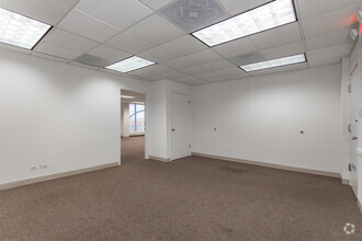 5940 W Touhy Ave, Niles, IL à louer Photo intérieure– Image 2 sur 5