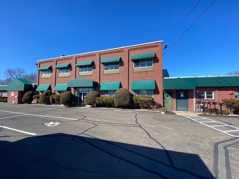 123 Whiting St, Plainville, CT à louer - Photo de l’immeuble – Image 3 sur 6