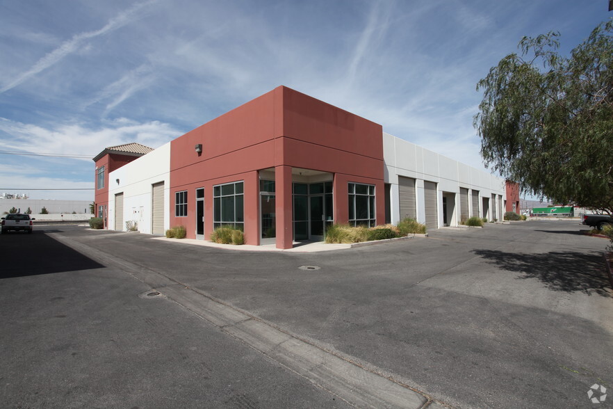 4560 Donovan Way, North Las Vegas, NV à louer - Photo de l’immeuble – Image 2 sur 5