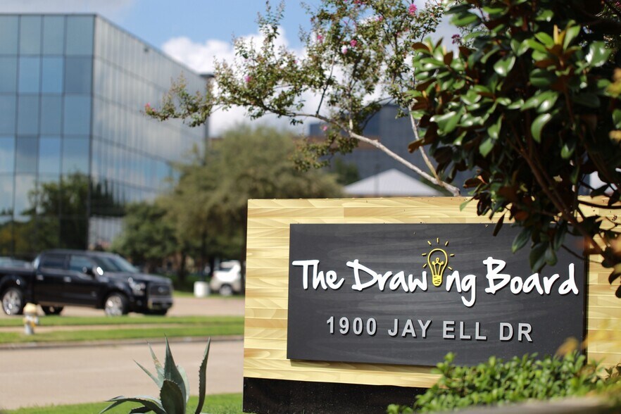 1900 Jay Ell Dr, Richardson, TX à louer - Photo de l’immeuble – Image 1 sur 13