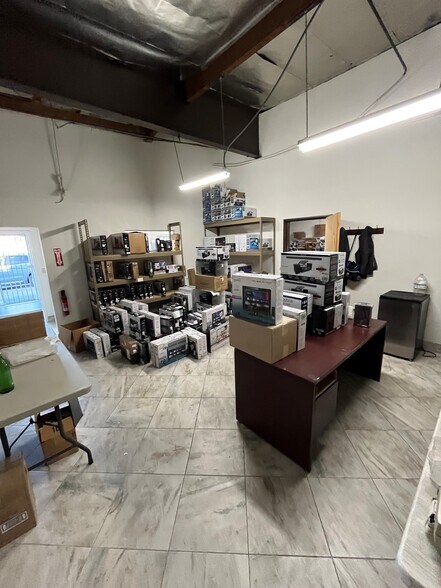 16146 Leadwell St, Van Nuys, CA à louer - Photo de l’immeuble – Image 3 sur 8