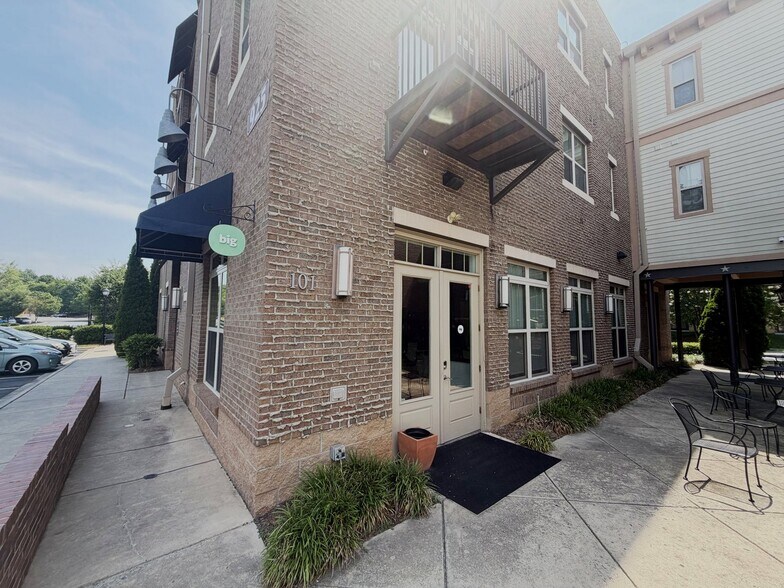 925 Park Center Dr, Matthews, NC à louer - Photo de l’immeuble – Image 1 sur 7