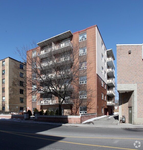 250 Cosburn Ave, Toronto, ON à vendre - Photo de l’immeuble – Image 2 sur 2