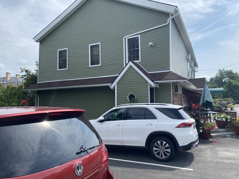 17 Rowley St, Winsted, CT à vendre - Photo de l’immeuble – Image 1 sur 12