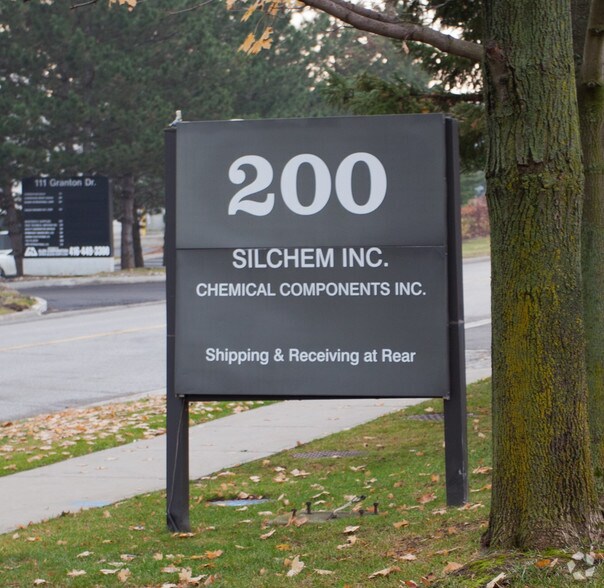 200 Granton Dr, Richmond Hill, ON à vendre - Photo de l’immeuble – Image 2 sur 3