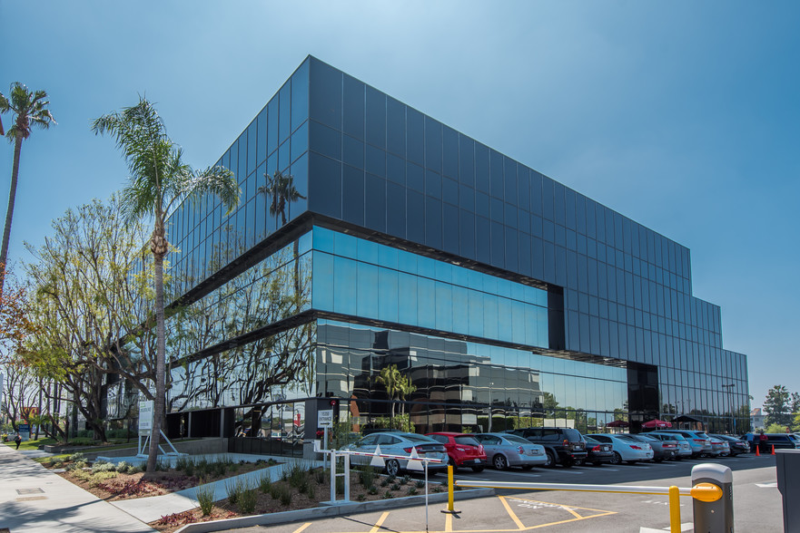 15350 Sherman Way, Van Nuys, CA à louer - Photo de l’immeuble – Image 1 sur 7