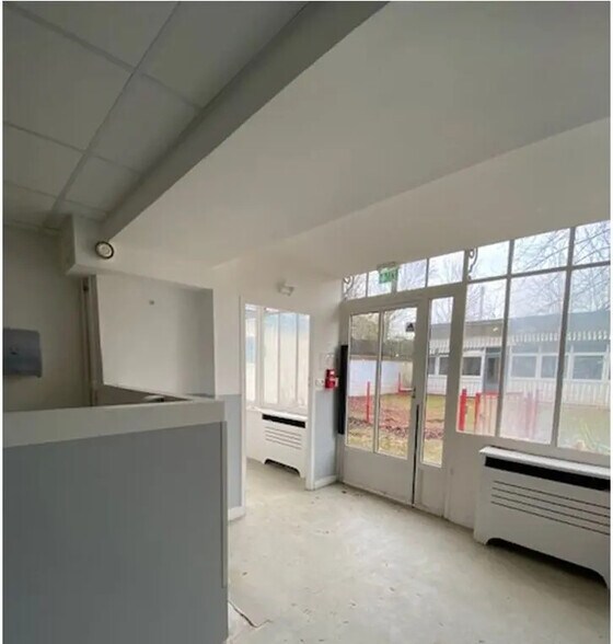 Bureau dans Versailles à louer - Photo de l’immeuble – Image 1 sur 8