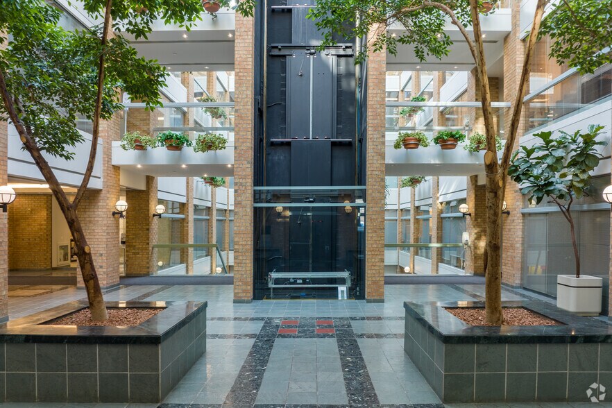 2150 Islington Ave, Toronto, ON à louer - Hall d’entrée – Image 3 sur 4