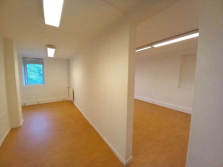 Bureau dans Saint-Priest à louer - Photo de l’immeuble – Image 3 sur 8